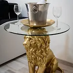 Crown Of Leo Apartment